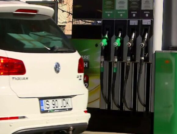 Șoferii se bucură de scăderea prețurilor la carburanți