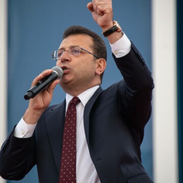 img Reacția primarului din Istanbul în fața instanței, după arestare. Acuzat de terorism, Imamoglu a transmis un mesaj ferm