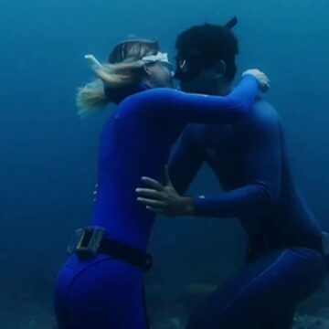 img O cerere în căsătorie sub apă în Insulele Galapagos