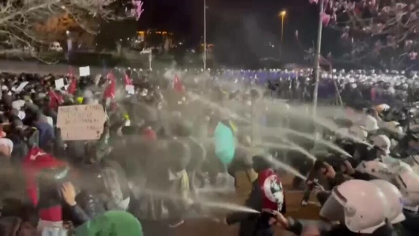 img Proteste violente la Istanbul – A patra noapte de ciocniri între manifestanți și poliție