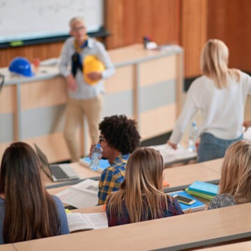 img Scandal universitar în Marea Britanie: Studenți români acuzați că împrumută bani de la stat și se lasă de facultate