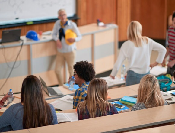 Scandal universitar în Marea Britanie: Studenți români acuzați că împrumută bani de la stat și se lasă de facultate