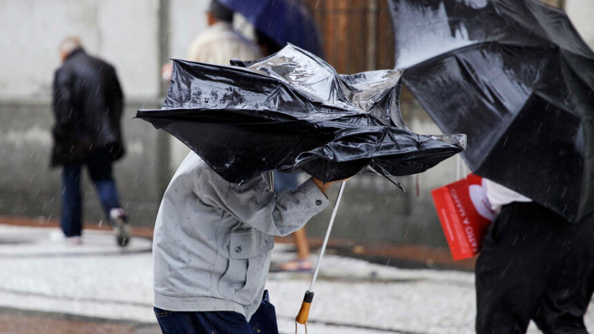 Alertă ANM în 13 județe. Cod galben de vânt puternic