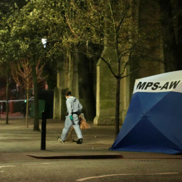 img Descoperire șocantă în Londra: Un nou-născut găsit mort lângă o biserică