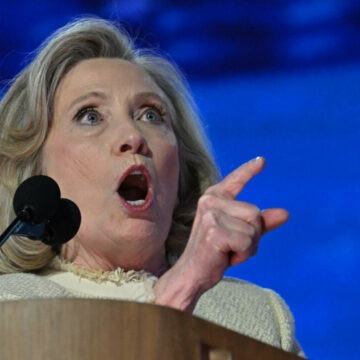 img Hillary Clinton denunță ”prostia” administrației Trump după scandalul divulgării unor planuri militare