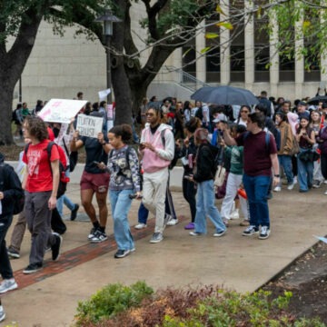 img Trump amenință cu retragerea finanțării pentru școlile și universitățile care permit „proteste ilegale”. „Vor fi închişi”