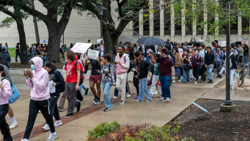 img Trump amenință cu retragerea finanțării pentru școlile și universitățile care permit „proteste ilegale”. „Vor fi închişi”