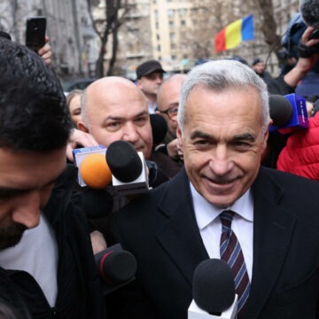 img Călin Georgescu se prezintă la Judecătoria Sectorului 1 pentru a afla dacă rămâne sub control judiciar
