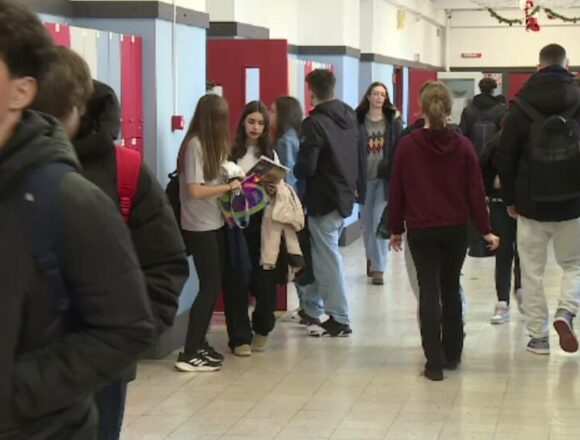 Profesorii propun reducerea orelor de religie în liceu
