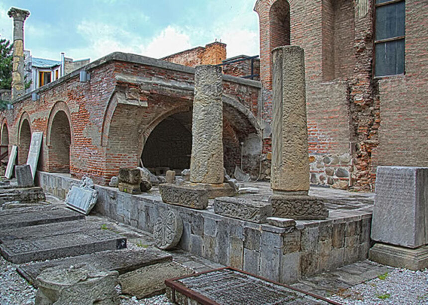 img Dezastru la Curtea Veche a Bucureștiului: Artefacte de 500 de ani distruse de ploaie și neglijență