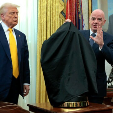 Donald Trump încântat de trofeul Cupei Mondiale 2026