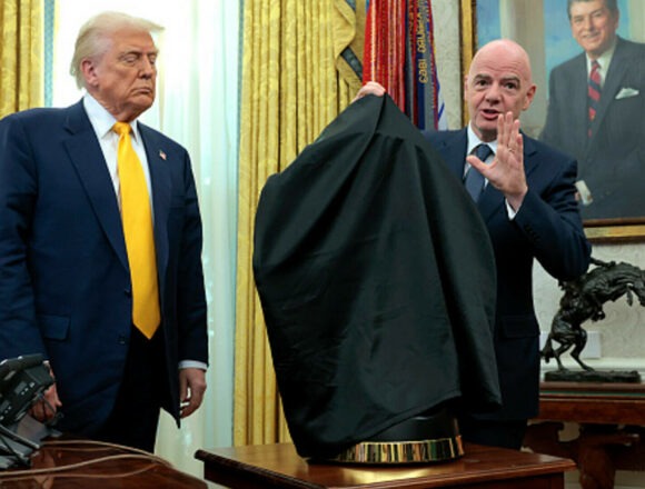 Donald Trump încântat de trofeul Cupei Mondiale 2026