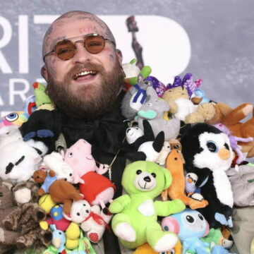 img Cele mai nereușite ținute de la BRIT Awards 2025