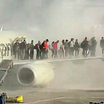 img Incidentul de la Aeroportul Internațional din Denver: Pasageri evacuați pe aripa unui avion American Airlines