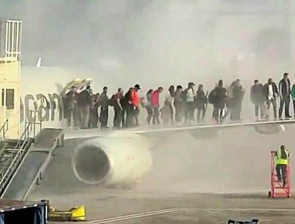Incidentul de la Aeroportul Internațional din Denver: Pasageri evacuați pe aripa unui avion American Airlines
