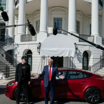 img Disperare în compania lui Elon Musk: Tesla avertizează asupra riscului tarifelor de represalii impuse de Trump