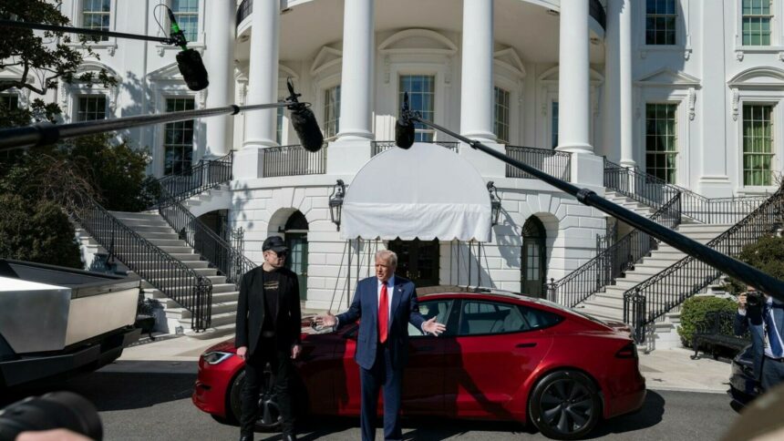 img Disperare în compania lui Elon Musk: Tesla avertizează asupra riscului tarifelor de represalii impuse de Trump