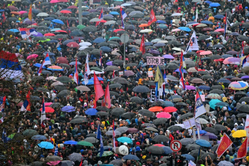 img Protest uriaș la Belgrad împotriva corupției și a abuzurilor de putere