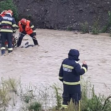 Inundatii in Buzau: Cinci gospodarii afectate si drumul intre doua localitati distrus de o viitura