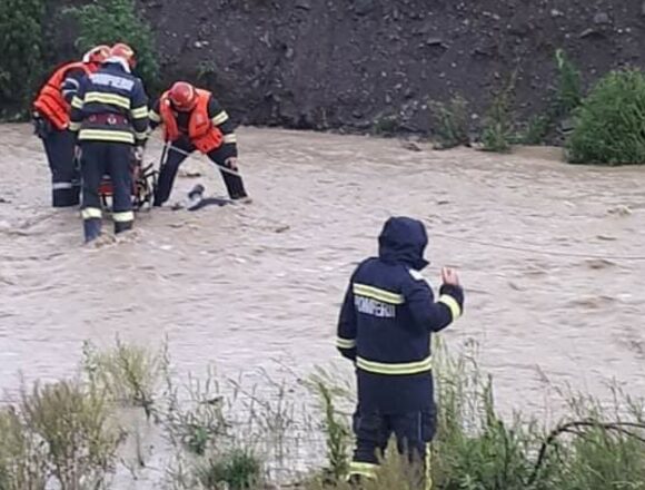 Inundatii in Buzau: Cinci gospodarii afectate si drumul intre doua localitati distrus de o viitura