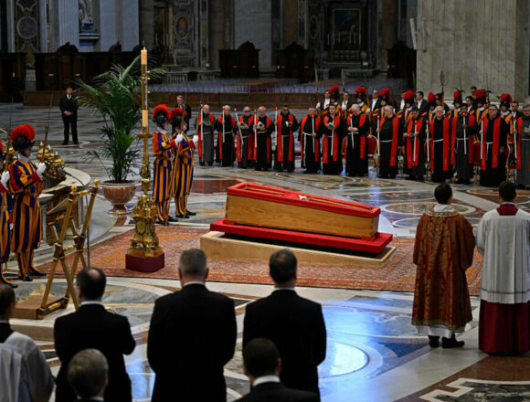 Ritualul îmbălsămării Papei Francisc la Vatican