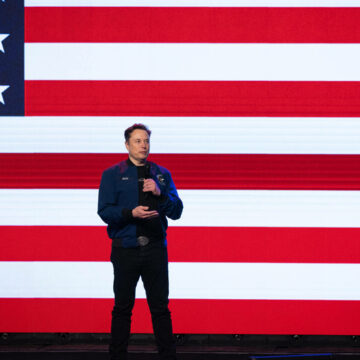 Elon Musk face un pas înapoi din administrația Trump, pe fondul celei mai mari crize financiare din istoria Tesla