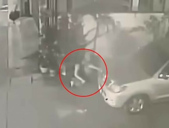 Tânără a născut pe stradă în timpul unui festival și și-a abandonat copilul
