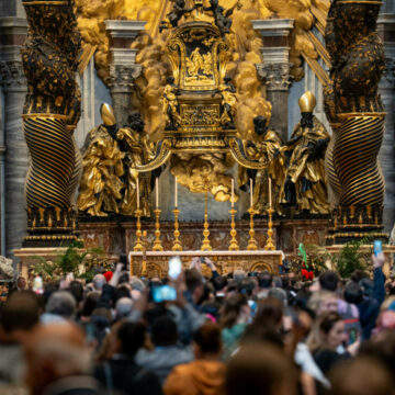 img Cozi uriașe la Vatican – Omagiu adus Papei Francisc