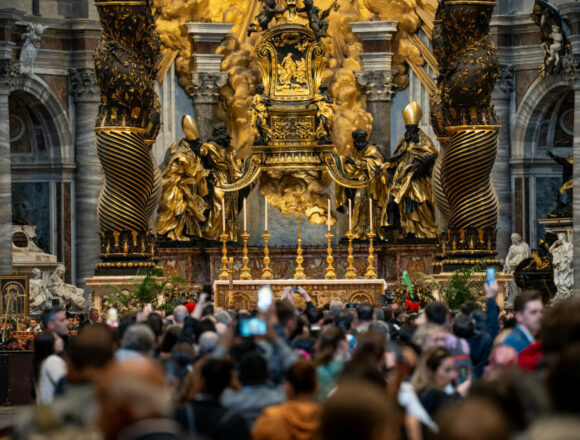 Cozi uriașe la Vatican – Omagiu adus Papei Francisc