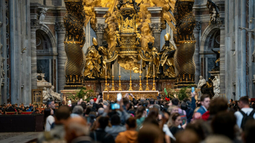 Cozi uriașe la Vatican – Omagiu adus Papei Francisc