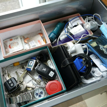 img Descoperirea uluitoare a unui fiu în sertarul mamei sale după moartea acesteia