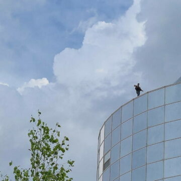 img Bărbatul care s-a urcat pe acoperișul sediului Înaltei Curți de Casație și Justiție