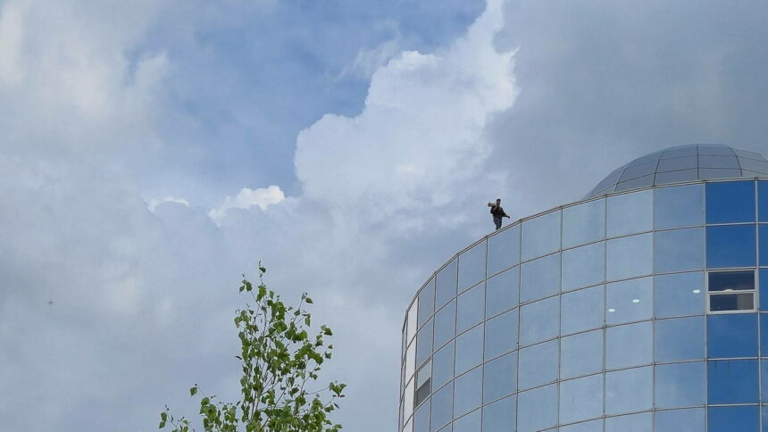 Bărbatul care s-a urcat pe acoperișul sediului Înaltei Curți de Casație și Justiție