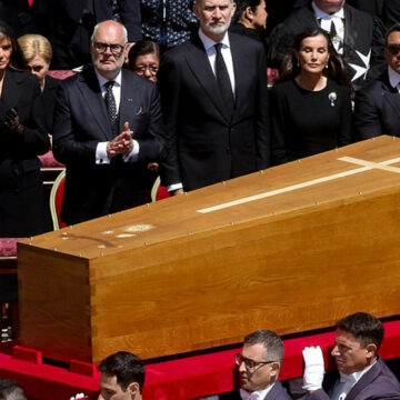 img Omagiu adus Papei Francisc la Vatican