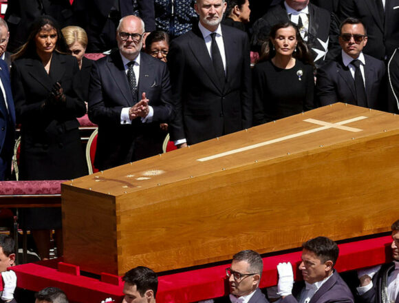 Omagiu adus Papei Francisc la Vatican