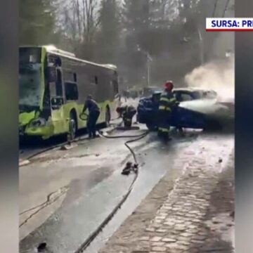 Accident grav în Sinaia: Mașină în flăcări după impactul cu un autobuz