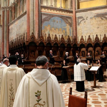 Scandalul relicvelor sfântului Carlo Acutis: Episcopul catolic revoltat de vânzarea obiectelor sfinte