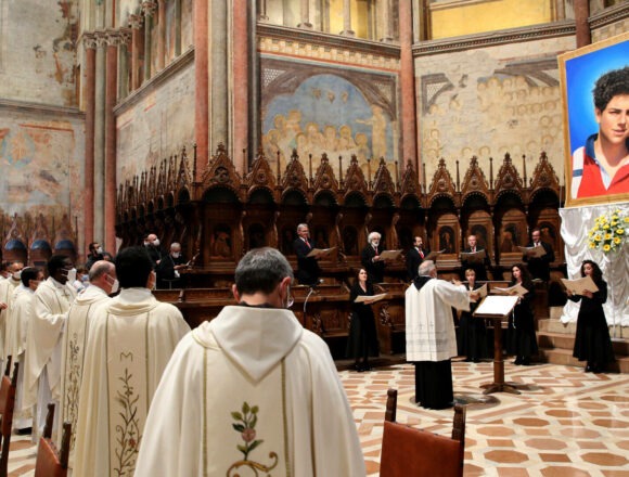Scandalul relicvelor sfântului Carlo Acutis: Episcopul catolic revoltat de vânzarea obiectelor sfinte