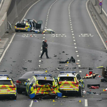 img Accident devastator în Marea Britanie: Șapte polițiști la spital și 5 autospeciale făcute praf