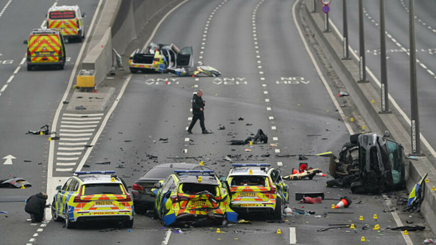 img Accident devastator în Marea Britanie: Șapte polițiști la spital și 5 autospeciale făcute praf