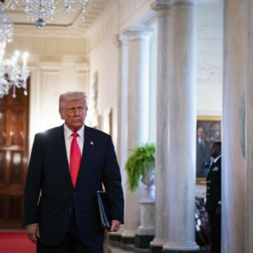 img Donald Trump mărește tarifele vamale pentru China la 125%