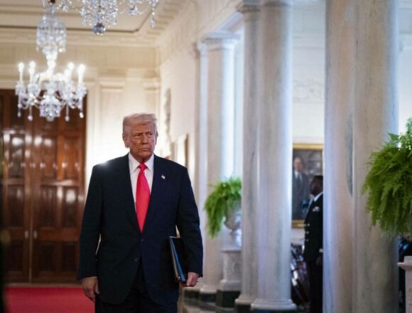 Donald Trump mărește tarifele vamale pentru China la 125%