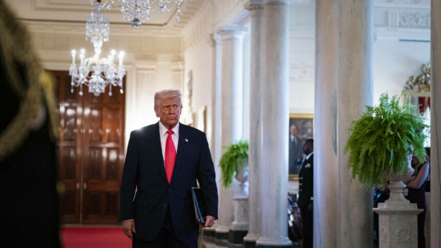 img Donald Trump mărește tarifele vamale pentru China la 125%