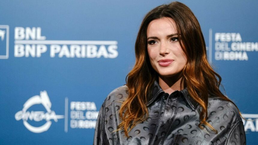 img Bella Thorne acuză pe Mickey Rourke că i-a provocat vânătăi în zona intimă pe platoul de filmare