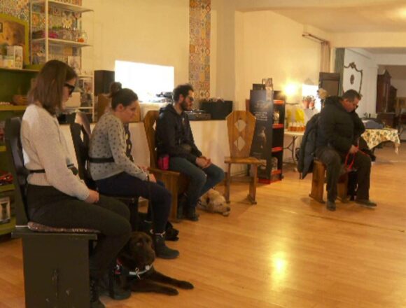 Tabără specială pentru câini-ghid și persoane nevăzătoare în Munții Făgăraș
