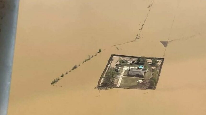 img Familia care și-a salvat casa de inundații catastrofale în Tennessee