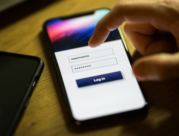 Cum să îți protejezi conturile online: recomandările DNSC pentru parole complexe și securizate