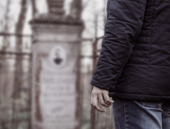 Scandal la cimitirul din Trapani: Groparul acuzat de exhuma cadavre pentru a revinde locurile de înmormântare