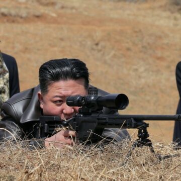 img Kim Jong Un testează personal noua armă a armatei sale. Forțele speciale ale Coreei de Nord