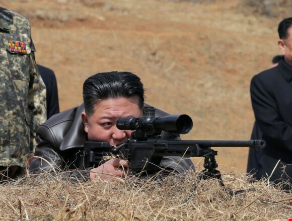 Kim Jong Un testează personal noua armă a armatei sale. Forțele speciale ale Coreei de Nord